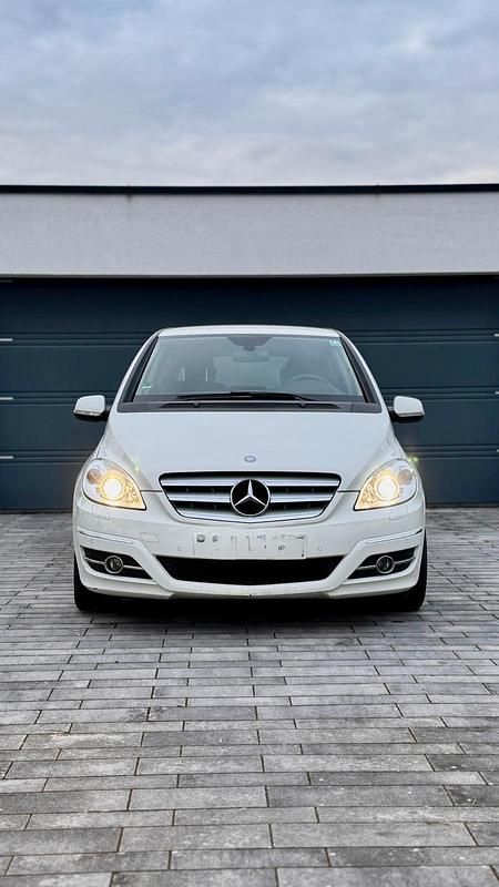 Gebraucht Mercedes 200 140 PS (102 kW) 2011 Weiß Kleinwagen