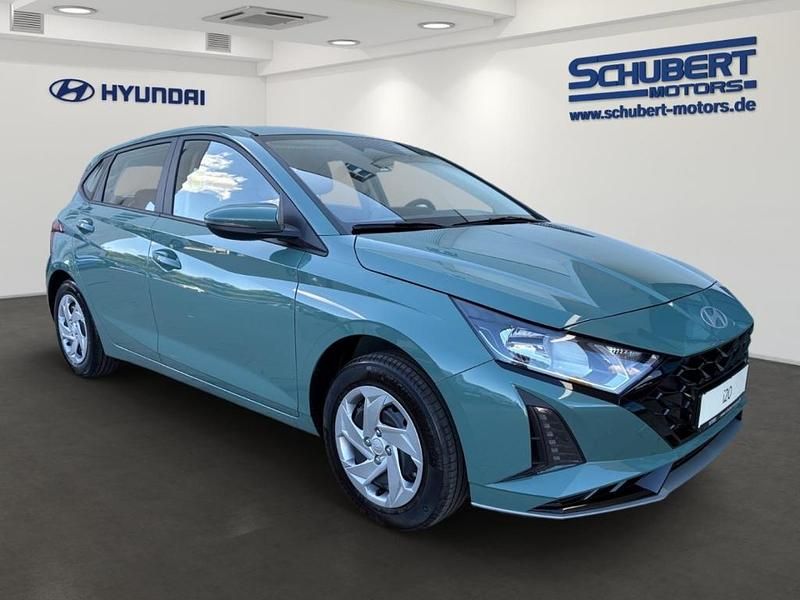 Neu Hyundai i20 Select 101 PS (74 kW) 2025 Mangrove green / mic Kleinwagen