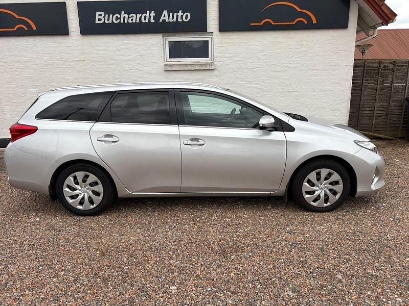 Silber Gebraucht 2014 Toyota Auris Limousine | 7.900 € (Guter Preis) - Bild 1/4