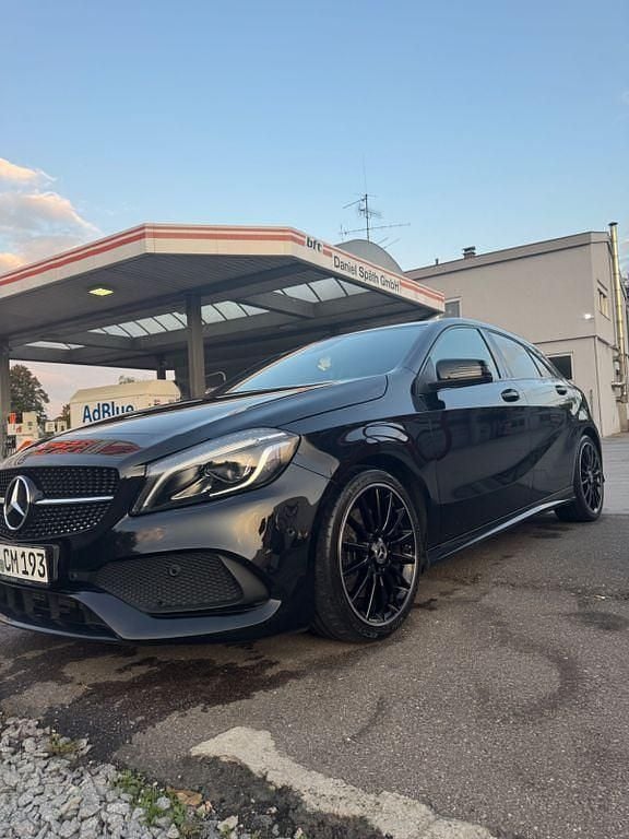 Schwarz Gebraucht 2017 Mercedes A220 AMG line Limousine | 19.499 € (Fairer Preis) - Bild 1/4