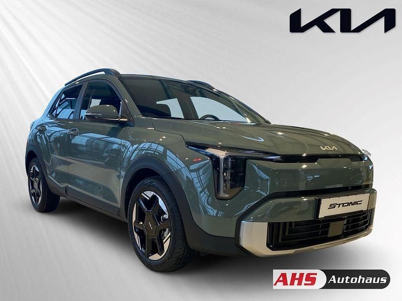 Neu Kia Stonic Spirit 116 PS (85 kW) 2026 Adventure grün metallic SUV