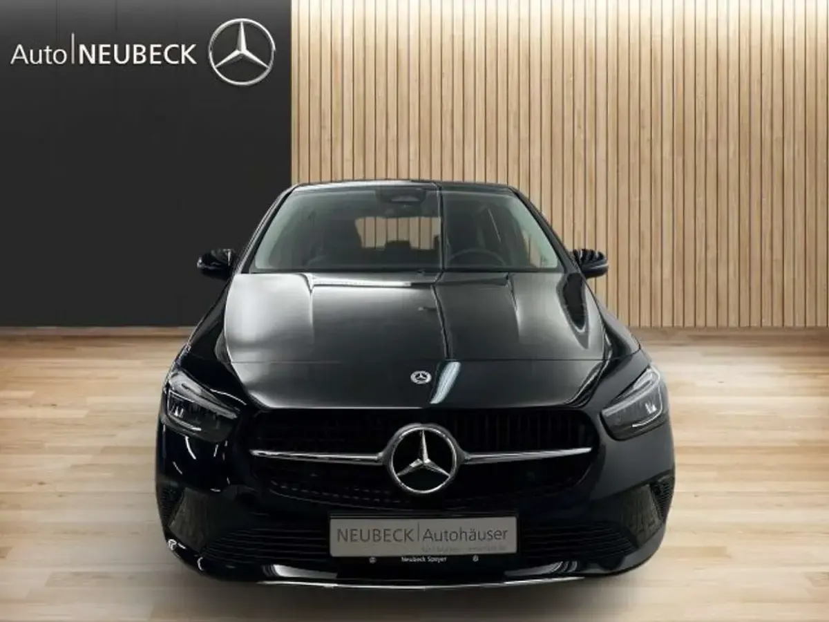 Gebraucht Mercedes B250 Progressive 224 PS (164 kW) 2024 Lack kosmosschwarz Kleinwagen