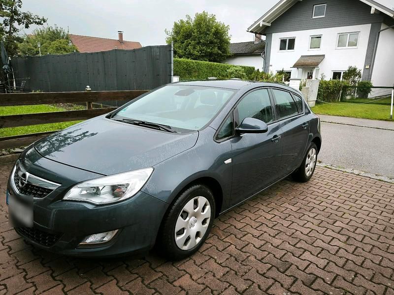 Grau Gebraucht 2010 Opel Astra Limousine | 4.500 € (Fairer Preis) - Bild 1/4