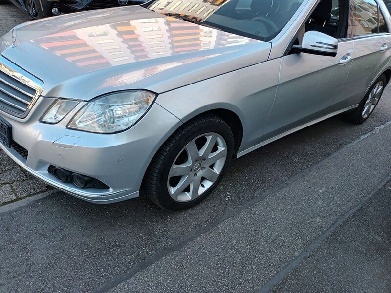 Silber Gebraucht 2011 Mercedes E220 Limousine | 6.499 € (Superpreis) - Bild 1/4