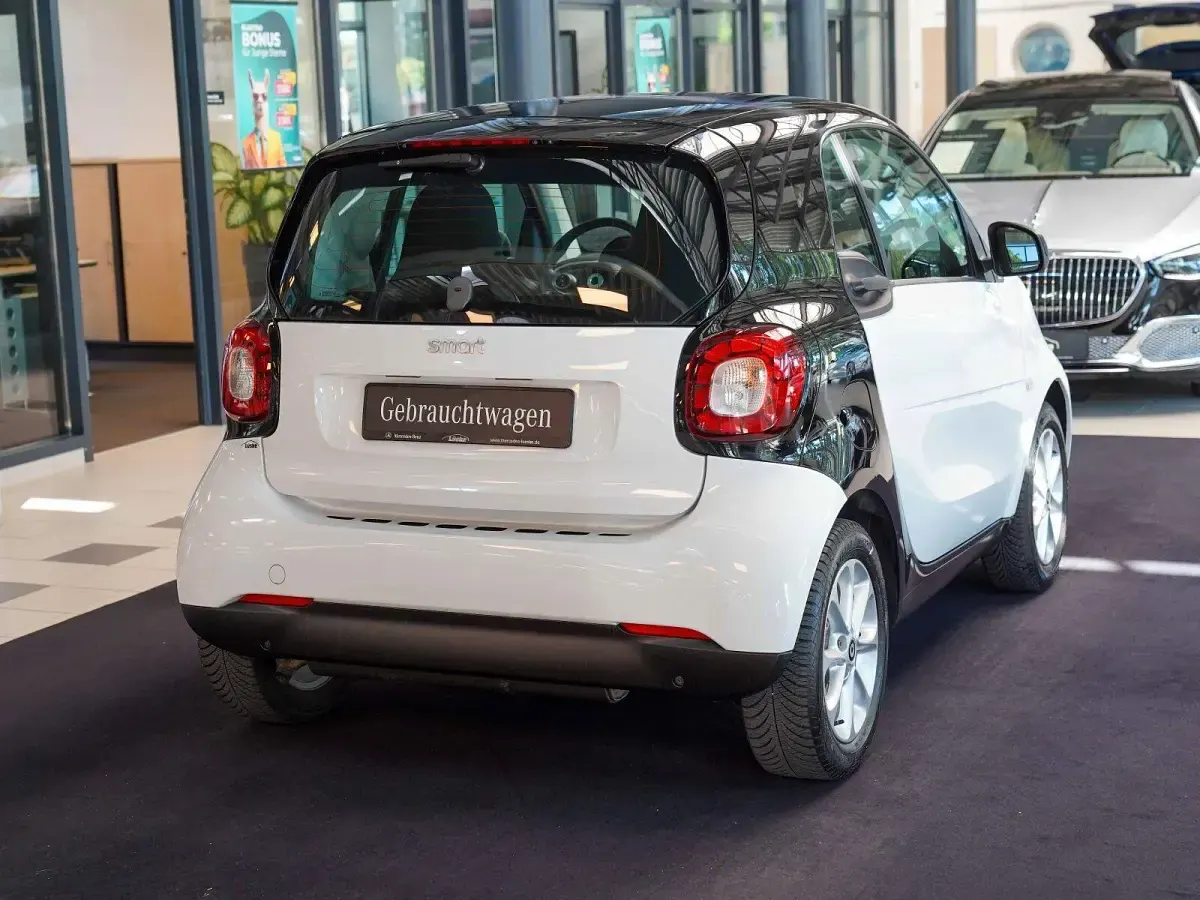 Gebraucht Smart ForTwo Coupé 71 PS (52 kW) 2018 Bodypanels in white Coupé