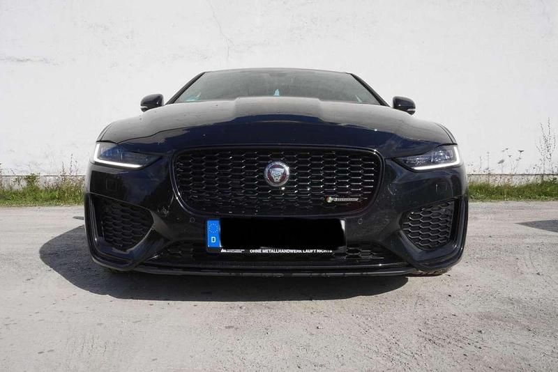 Schwarz Gebraucht 2023 Jaguar XE R-Dynamic Limousine | 38.999 € - Bild 1/4