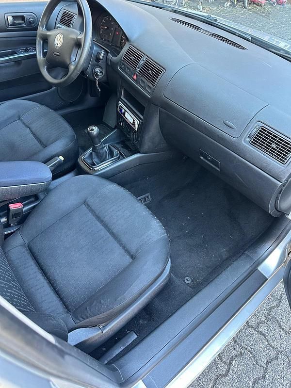 Gebraucht VW Golf IV 104 PS (76 kW) 2002 Silber Kleinwagen