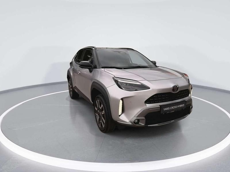 Neu Toyota Yaris Cross Plus 131 PS (96 kW) 2026 Silver metallic/ black SUV