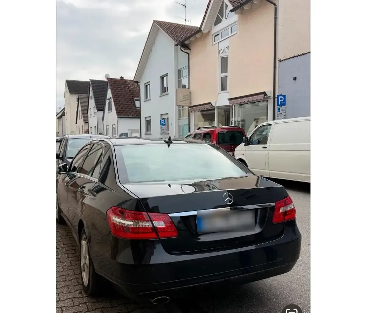 Second-hand Mercedes E250 204 CP (150 kW) 2012 Negru Berlinǎ