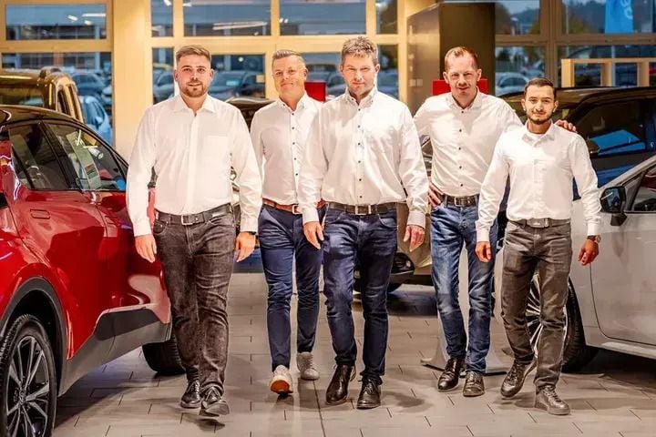 Magmarot Gebraucht 2016 Mercedes Vito Van / Kleinbus | 11.850 € (Superpreis) - Bild 1/2
