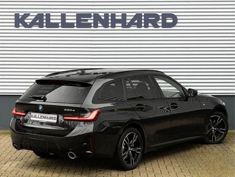 Gebraucht BMW 330e Performance 292 PS (214 kW) 2024 Blacksapphire metallic (475) Kombi