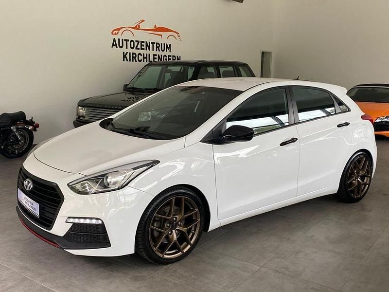 Weiss Gebraucht 2015 Hyundai i30 Turbo Limousine | 9.950 € (Fairer Preis) - Bild 1/4