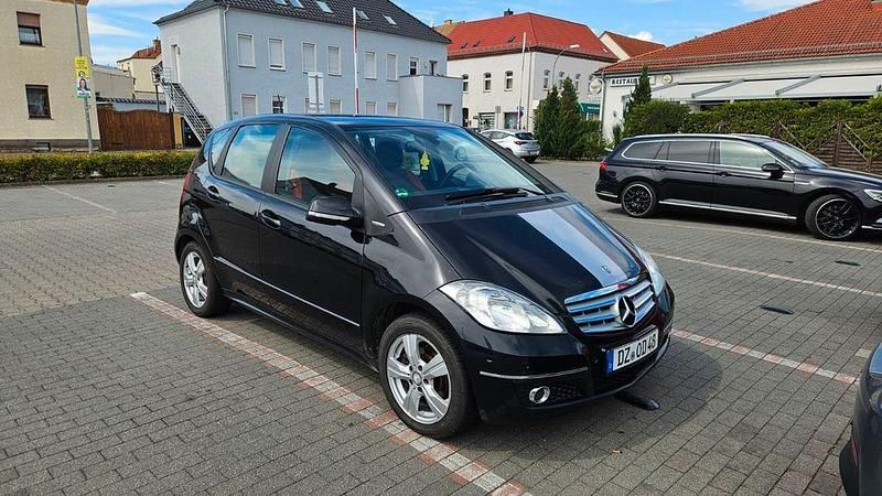 Schwarz Gebraucht 2011 Mercedes A180 Avantgarde Limousine | 2.800 € (Guter Preis) - Bild 1/4