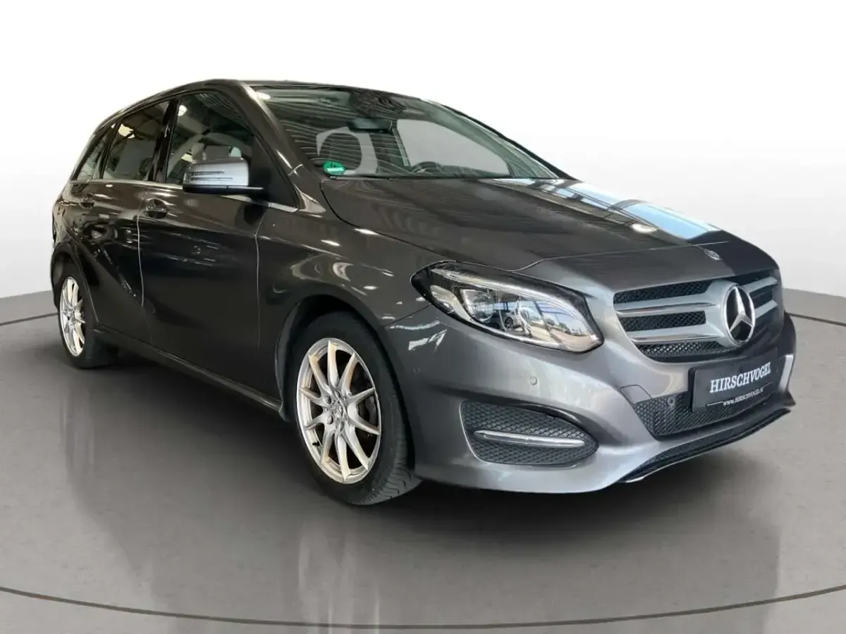 Gebraucht Mercedes B200 Urban 136 PS (100 kW) 2016 Metalliclack mountaingrau Kleinwagen