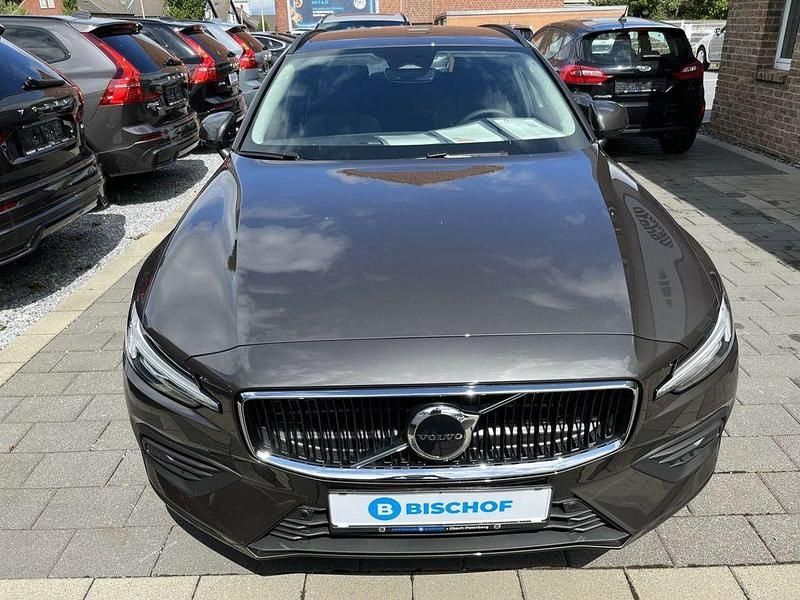 Gebraucht Volvo V60 Core 197 PS (144 kW) 2023 Grau Kombi
