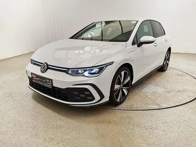 Gebraucht VW Golf VII GTE 204 PS (150 kW) 2021 Oryxweiß perlmutteffekt Kleinwagen