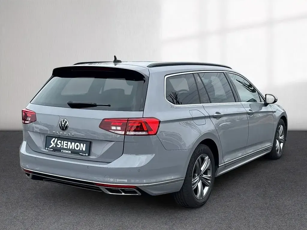 Usata VW Passat R-line 150 CV (110 kW) 2023 Grigio Station wagon