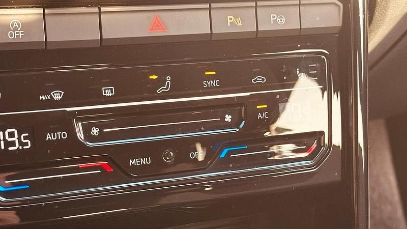 Second-hand VW T-Roc R-line 110 CP (80 kW) 2023 Alb SUV