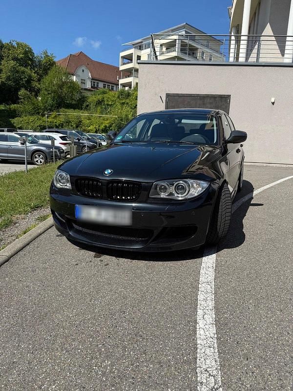 Schwarz Gebraucht 2011 BMW 130 Performance Kleinwagen | 14.490 € - Bild 1/4