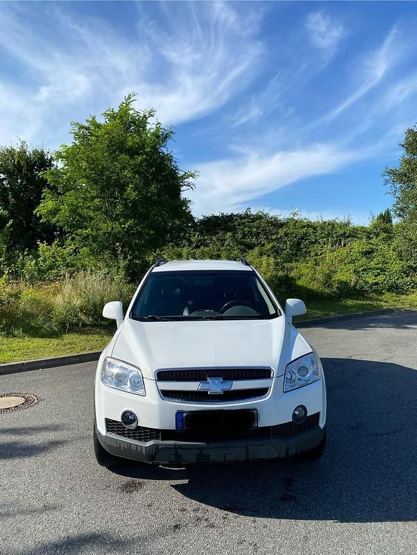 Weiß Gebraucht 2010 Chevrolet Captiva SUV | 4.399 € (Fairer Preis) - Bild 1/4