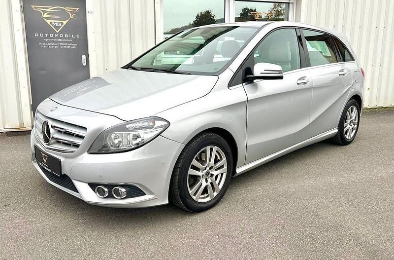 Silber Gebraucht 2012 Mercedes B200 Van / Kleinbus | 10.399 € (Fairer Preis) - Bild 1/4