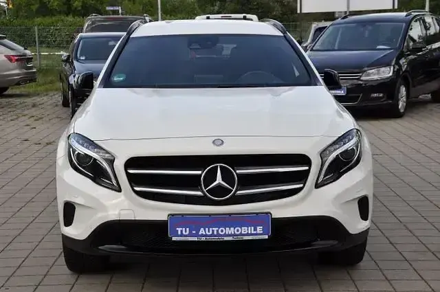 Gebraucht Mercedes GLA250 Night 211 PS (155 kW) 2016 Calcitweiss  unilack SUV