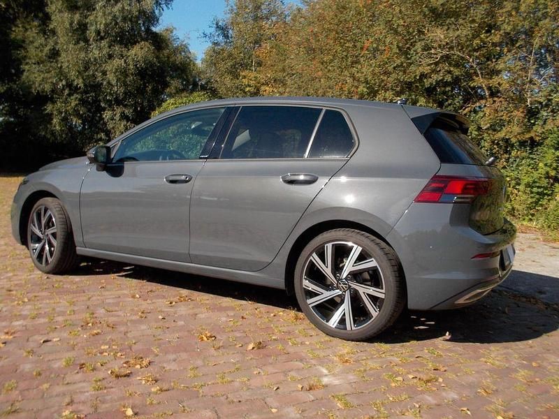 Gebraucht VW Golf VIII Move 131 PS (96 kW) 2024 Grau Limousine