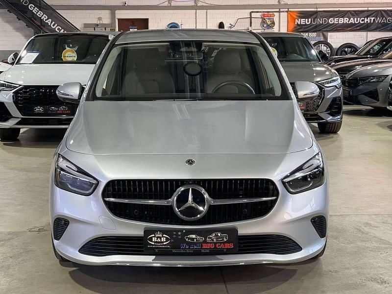 Gebraucht Mercedes B200 150 PS (110 kW) 2024 Iridiumsilber Van / Kleinbus