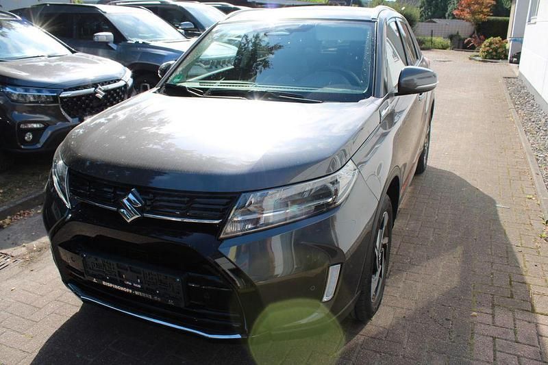 Grau Gebraucht 2024 Suzuki Vitara Comfort+ SUV | 24.995 € (Fairer Preis) - Bild 1/4