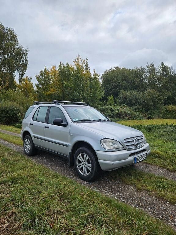Silber Gebraucht 1999 Mercedes ML230 SUV | 3.300 € (Fairer Preis) - Bild 1/4