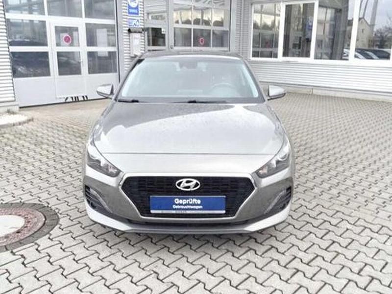 Gebraucht Hyundai i30 Trend 120 PS (88 kW) 2019 Grau Limousine