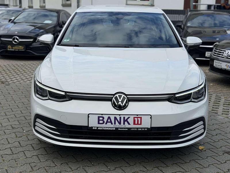Pure white Gebraucht 2021 VW Golf VIII Life Kleinwagen | 19.999 € (Fairer Preis) - Bild 1/4