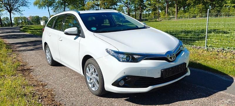 Weiß Gebraucht 2016 Toyota Auris Touring Sports Edition-S Kombi | 13.899 € (Fairer Preis) - Bild 1/4