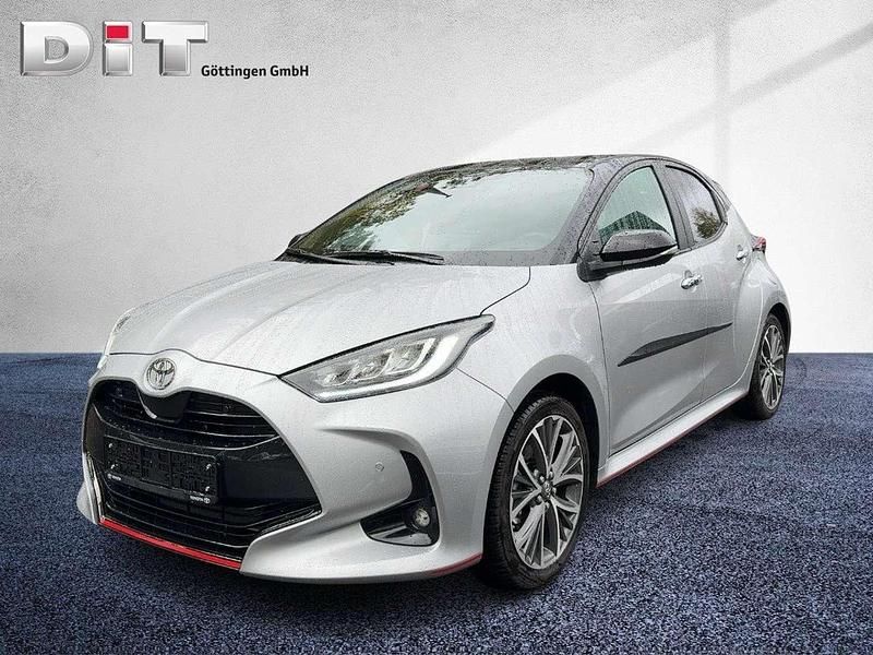 Silver metallic (1l0)/ black ( Gebraucht 2024 Toyota Yaris Hybrid Plus Limousine | 23.990 € (Superpreis) - Bild 1/4