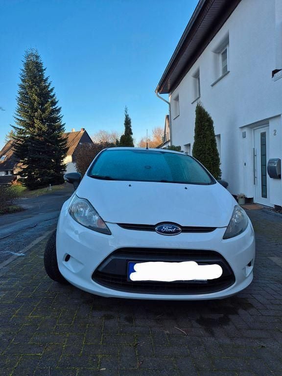 Gebraucht Ford Fiesta 60 PS (44 kW) 2012 Weiß Kleinwagen