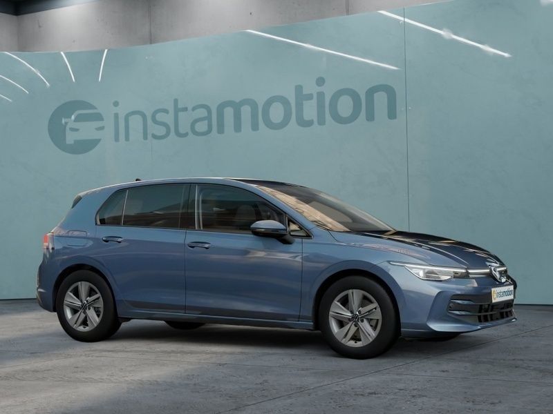 Blau Gebraucht 2024 VW Golf VIII Life Limousine | 24.400 € (Fairer Preis) - Bild 1/2