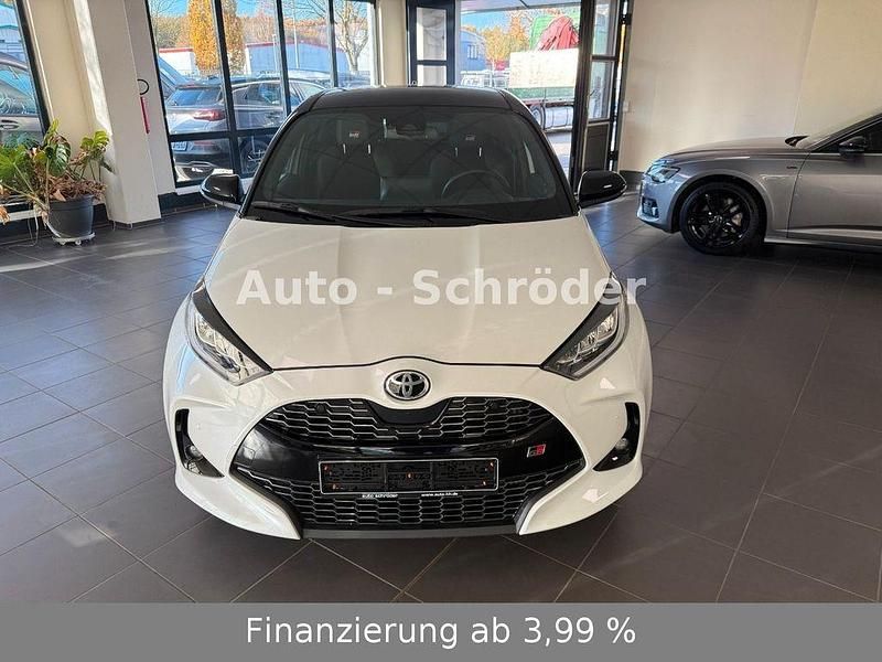 Gebraucht Toyota Yaris Hybrid Sport 116 PS (85 kW) 2023 Platinum white pearl mc. (089) Kleinwagen