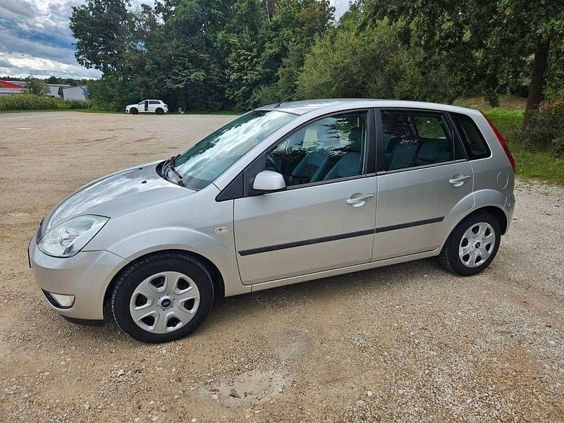 Gebraucht Ford Fiesta 80 PS (58 kW) 2005 Silber Kleinwagen