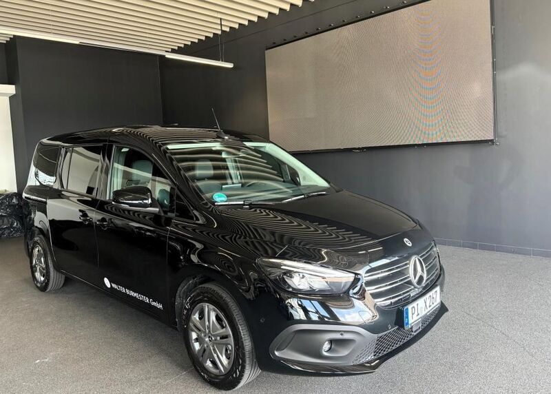 Schwarz Gebraucht 2024 Mercedes T180 Van / Kleinbus | 34.474 € - Bild 1/4