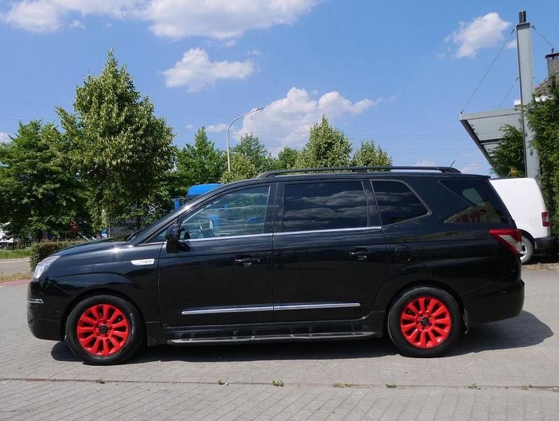 Schwarz Gebraucht 2015 Ssangyong (KGM) Rodius Van / Kleinbus | 3.618 € - Bild 1/4