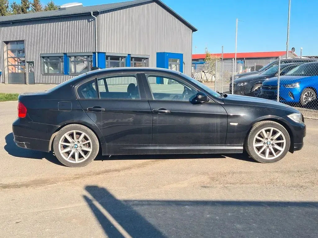 Gebraucht BMW 330 Sport Line 218 PS (160 kW) 2010 Schwarz Limousine