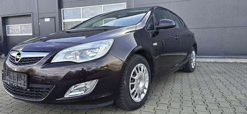 Gebraucht Opel Astra Design Edition 110 PS (80 kW) 2012 Braun Limousine