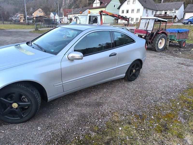 Gebraucht Mercedes C180 148 PS (108 kW) 2005 Grau Coupé