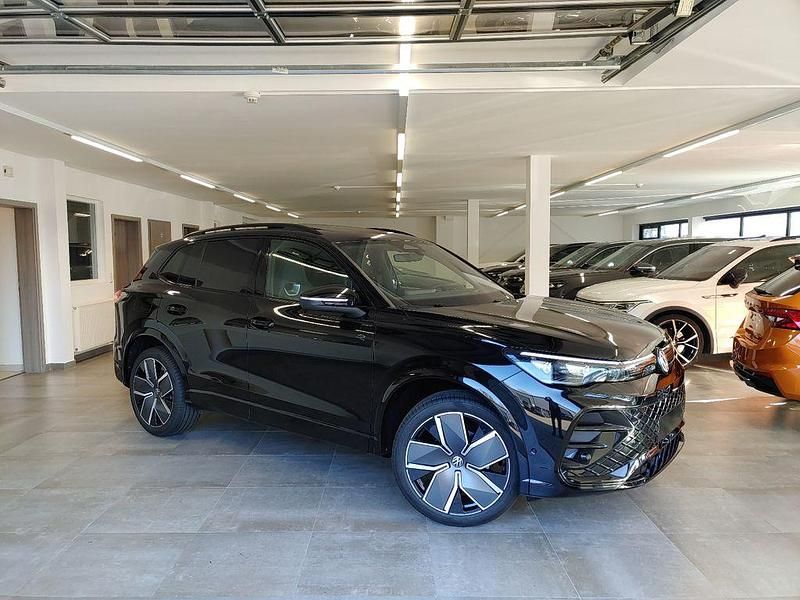 Neu VW Tiguan R-line 150 PS (110 kW) 2026 Grenadillschwarzmetallic SUV