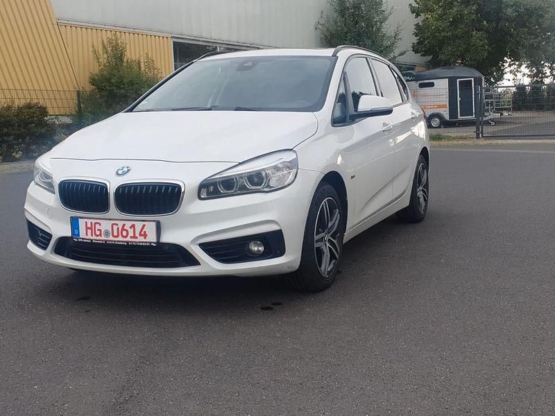 Weiß Gebraucht 2016 BMW 220 Active Tourer Sport Line Van / Kleinbus | 12.300 € (Etwas zu teuer) - Bild 1/4
