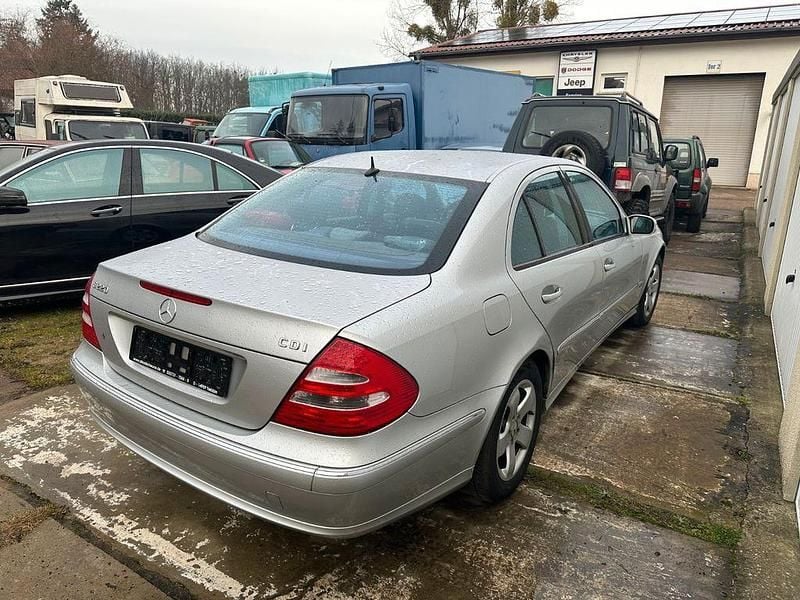 Gebraucht Mercedes E220 Elegance 150 PS (110 kW) 2003 Silber Limousine