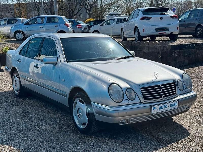 Usata Mercedes E280 204 CV (150 kW) 1998 Argento Berlina