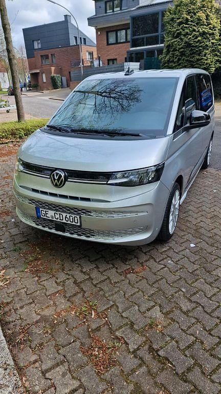 Second-hand VW Multivan 150 CP (110 kW) 2023 Argintiu Monovolum