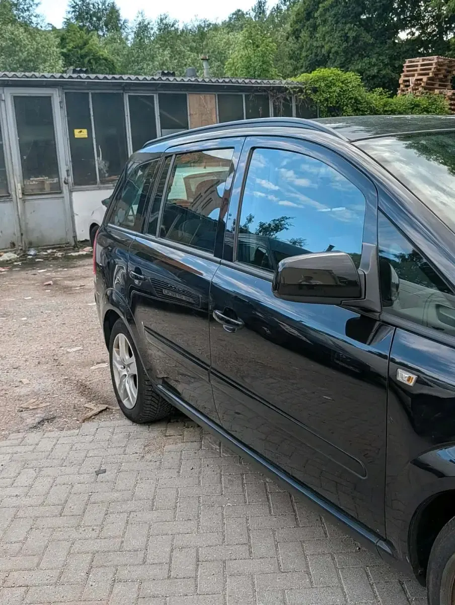 Gebraucht Opel Zafira 125 PS (91 kW) 2010 Schwarz Van / Kleinbus