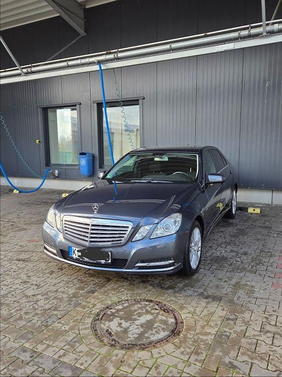 Grau Gebraucht 2012 Mercedes E250 Elegance Limousine | 13.500 € (Fairer Preis) - Bild 1/4